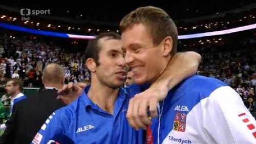  Berdych baciare with Stepanek