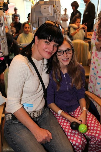  CBS Visits Children’s Hospital LA for Annual Holiday Event 12/06/2012