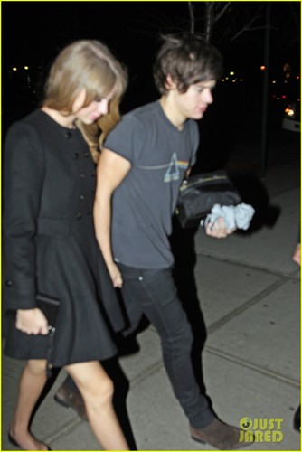  Taylor - At her hotel in New York City - December 03, 2012