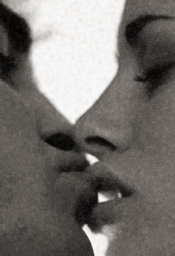  Edward and Bella ciuman