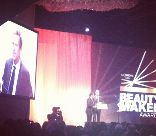  Hugh Laurie, the 1st L'Oreal Paris male spokesperson, is presenting the Beauty Shakers Awards
