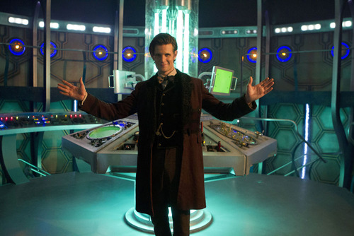  The Doctor's new outfit and TARDIS!
