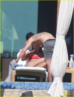  Jennifer and Justin sunbathing in Los Cabos, Mexico (28.12.2012)
