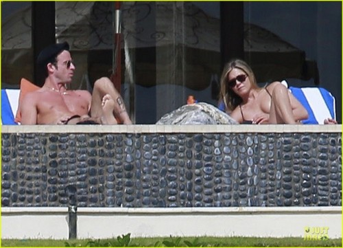  Jennifer and Justin sunbathing in Los Cabos, Mexico (29.12.2012)