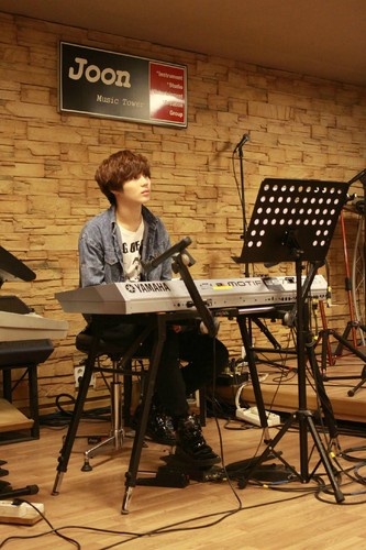 Jonghyun, Taemin – Practicing KBS Gayo Special Stage “Idol Super Band” 