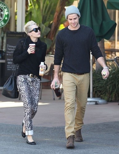  Miley Cyrus and Liam Hemsworth stopping سے طرف کی a Starbucks on Saturday (December 22) in Toluca Lake