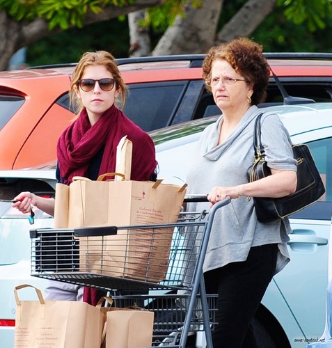  December 23: Shopping with her Mother at Gelson's in L.A.
