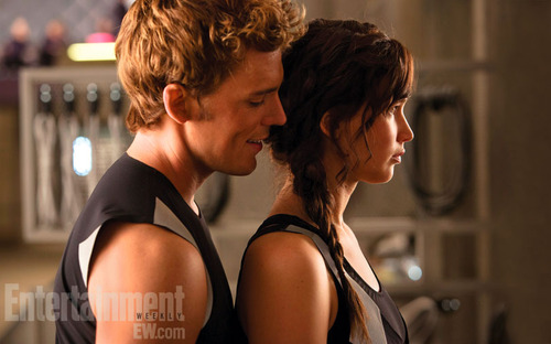  Catching fogo promotional fotografia with Katniss & Finnick (EW issue)