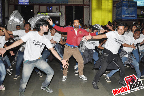 Leander Paes at a flash mob for promotion of Rajdhani Express