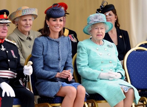  Will and Kate jiunge the Queen in Nottingham