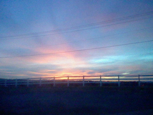  a beuatiful sunset everyday makes me hppy in everyway :)