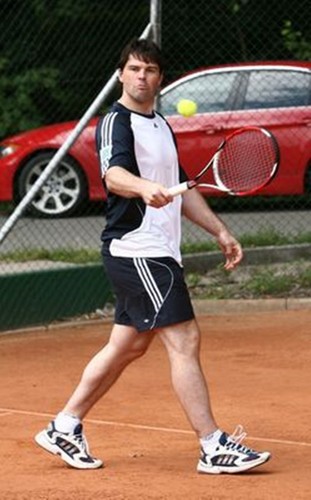  Jagr plays tennis..
