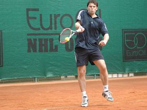 Jagr plays tennis..