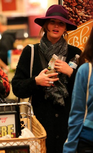  Jennifer Lawrence doing grocery shopping in LA (29/01/2013)