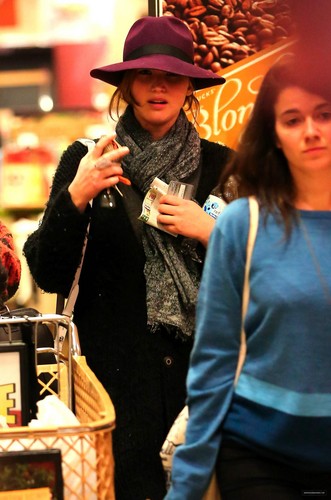  Jennifer Lawrence doing grocery shopping in LA (29/01/2013)