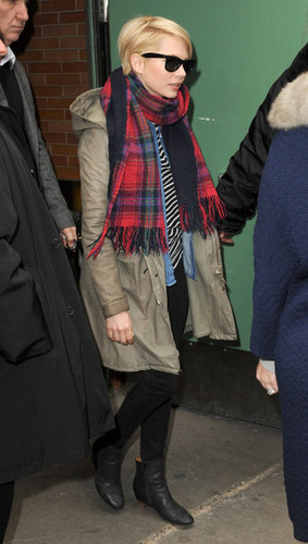  Michelle Williams Spotted in NYC - (19 February 2013)