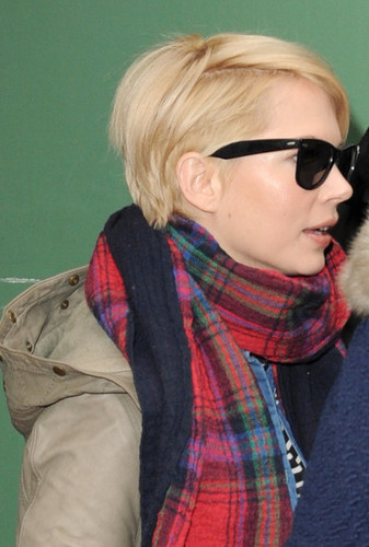  Michelle Williams Spotted in NYC - (19 February 2013)