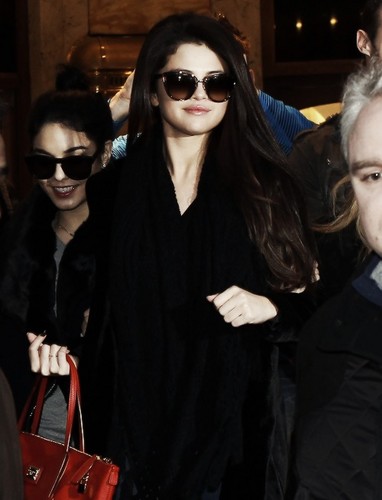  Selena in Paris