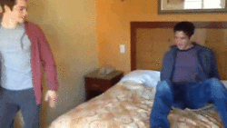  Dylan and Tyler jumping on a постель, кровати