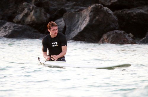  Josh Hutcherson in Hawaii (2/27/2013) [HQ]