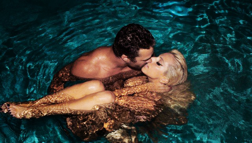  *UNTAGGED* ছবি of Gaga & Taylor swimming (2011)