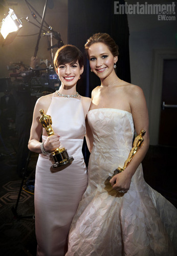  Jennifer Lawrence and Anne Hathaway-Oscars 2013