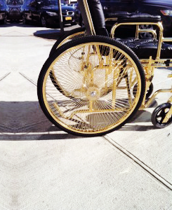  Gaga's wheelchair: the Chariot 由 KEN BOROCHOV of MORDEKAI