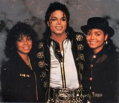  Michael With His Two Sisters, Janet and Rebbie Backstage During The Bad Tour Back In 1989