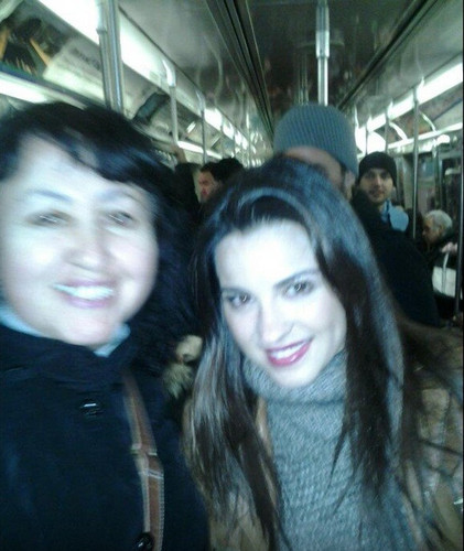  MAITE PERRONI WITH 粉丝 ON THE SUBWAY IN NEW YORK (MARCH 10)