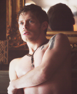  shirtless Klaus in 4x18 - American गॉथिक