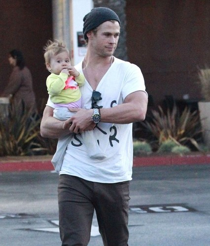  Chris Hemsworth & Family