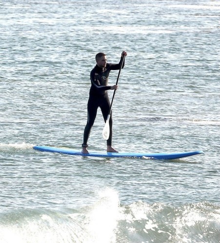  Robert Pattinson’s Hottest Looks on Paddle Board in Malibu beach, pwani
