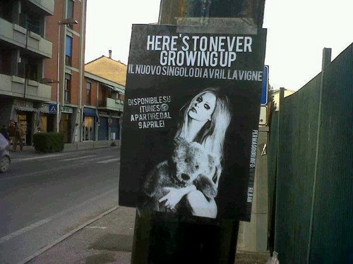  Avril posters in Italia