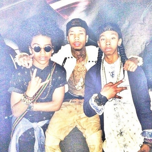  Princetyboo & রশ্মি রশ্মি are with Tyga in backstage!!!!! XO :D <3 :) ;*