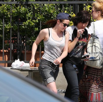  Rob and Kristen with फ्रेंड्स on a sushi तारीख, दिनांक in LA (10th April 2013)