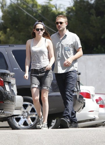  Rob and Kristen with friends on a sushi fecha in LA (10th April 2013)