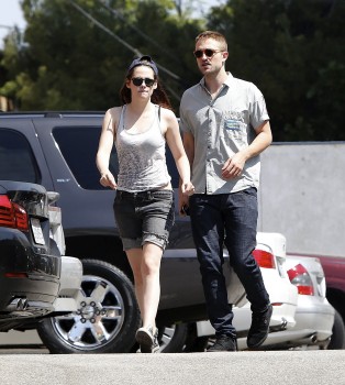  Rob and Kristen with vrienden on a sushi datum in LA (10th April 2013)