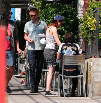 Rob and Kristen with friends on a sushi date in LA (10th April 2013)