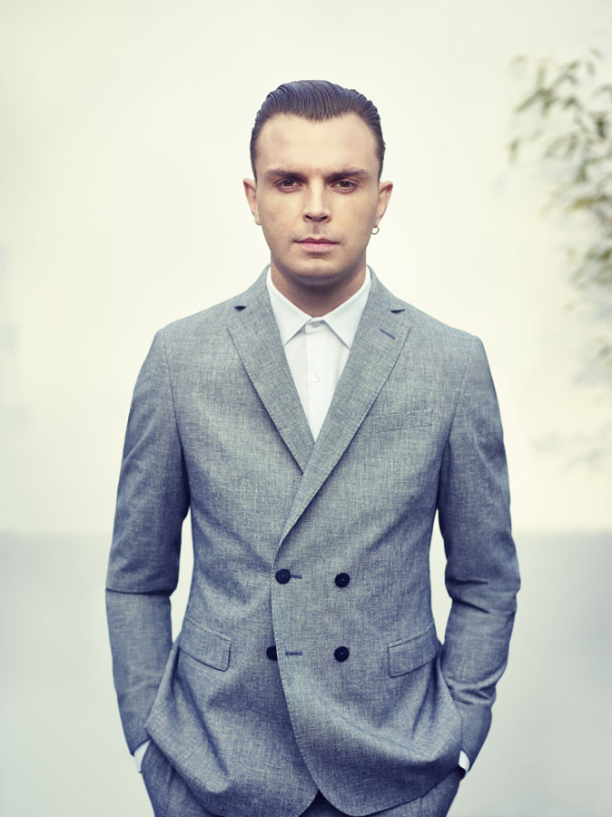 http://images6.fanpop.com/image/photos/34200000/Theo-Hutchcraft-Outtakes-by-Tom-van-Schelven-2013-hurts-34212805-674-900.jpg
