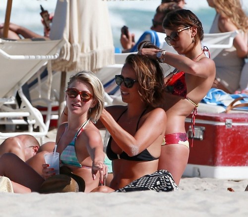  Julianne Hough and Nina Dobrev hanging out with Друзья on the пляж, пляжный in Miami
