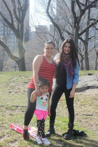 MAITE PERRONI WITH FANS IN CENTRAL PARK, NY (APRIL 08)