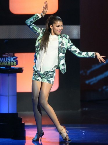  Zendaya at the Radio 迪士尼 音乐 Awards 2013