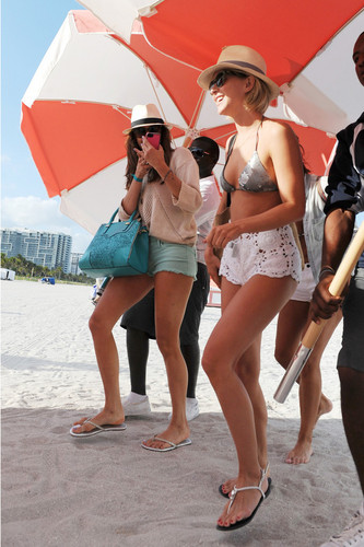  julianne hough and nina dobrev going out the 바닷가, 비치 in miami.
