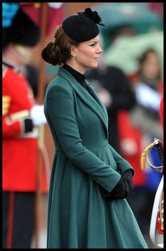  Kate Middleton Goes to the Races