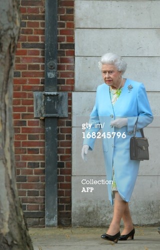  퀸 Elizabeth II at Temple Church in 런던 on May 7, 2013.