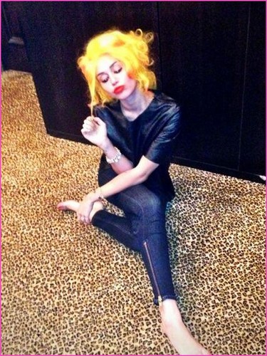 Miley shows off her late night wig style