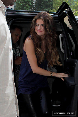  ARRIVING AT RADIO 키스 92.5 IN TORONTO - MAY 30