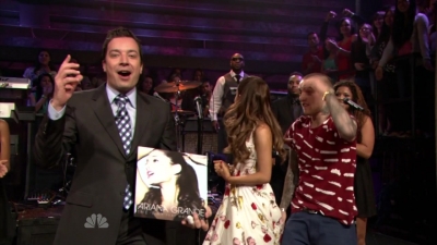  14.June - Ariana and Mac Miller perform The Way on the Late Night with Jimmy Fallon 显示