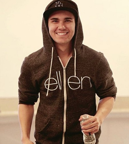  Carlos wearing Ellen veste