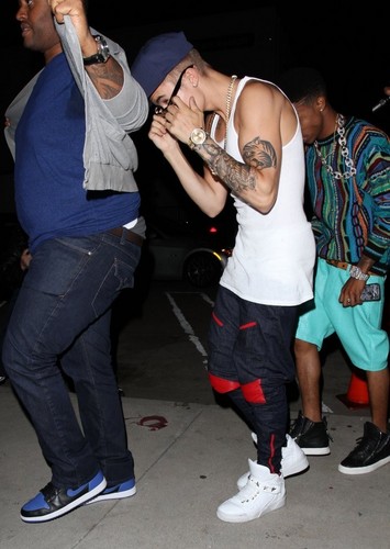  Justin leaving Kanye West’s album listening party at sữa Studios on June 14, 2013